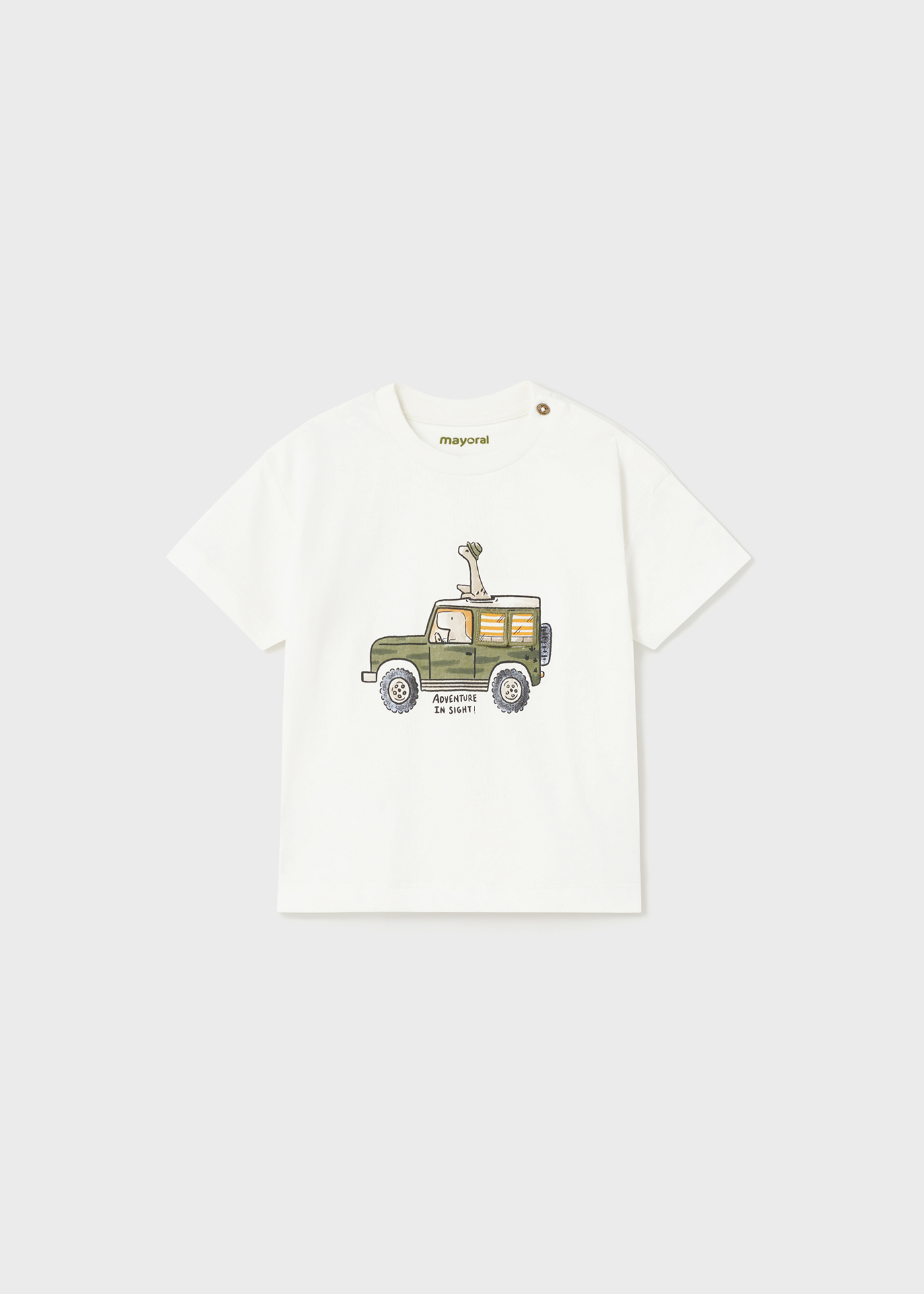 Camiseta infantil com estampa interativa feita de algodão sustentável.