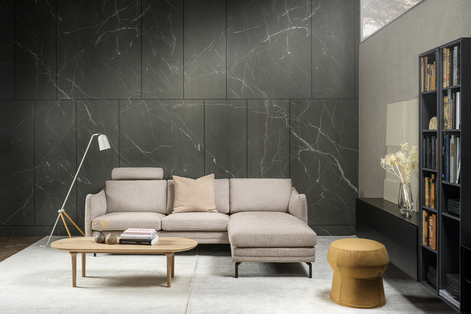 Avignon sjeselongsofa 2,5-seter med sjeselong høyre i tekstil Marsel Beige med komfort C1, Broadway sort metall ben og Ella arm