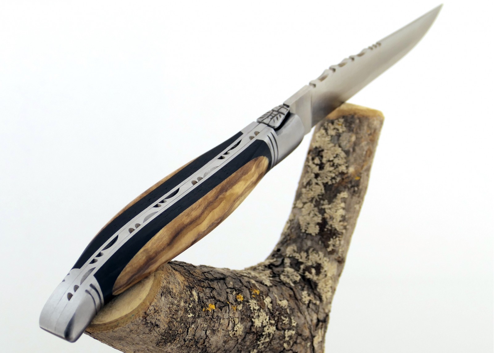 Couteau Laguiole bombé avec un manche en Ebène et olivier et mitres inox