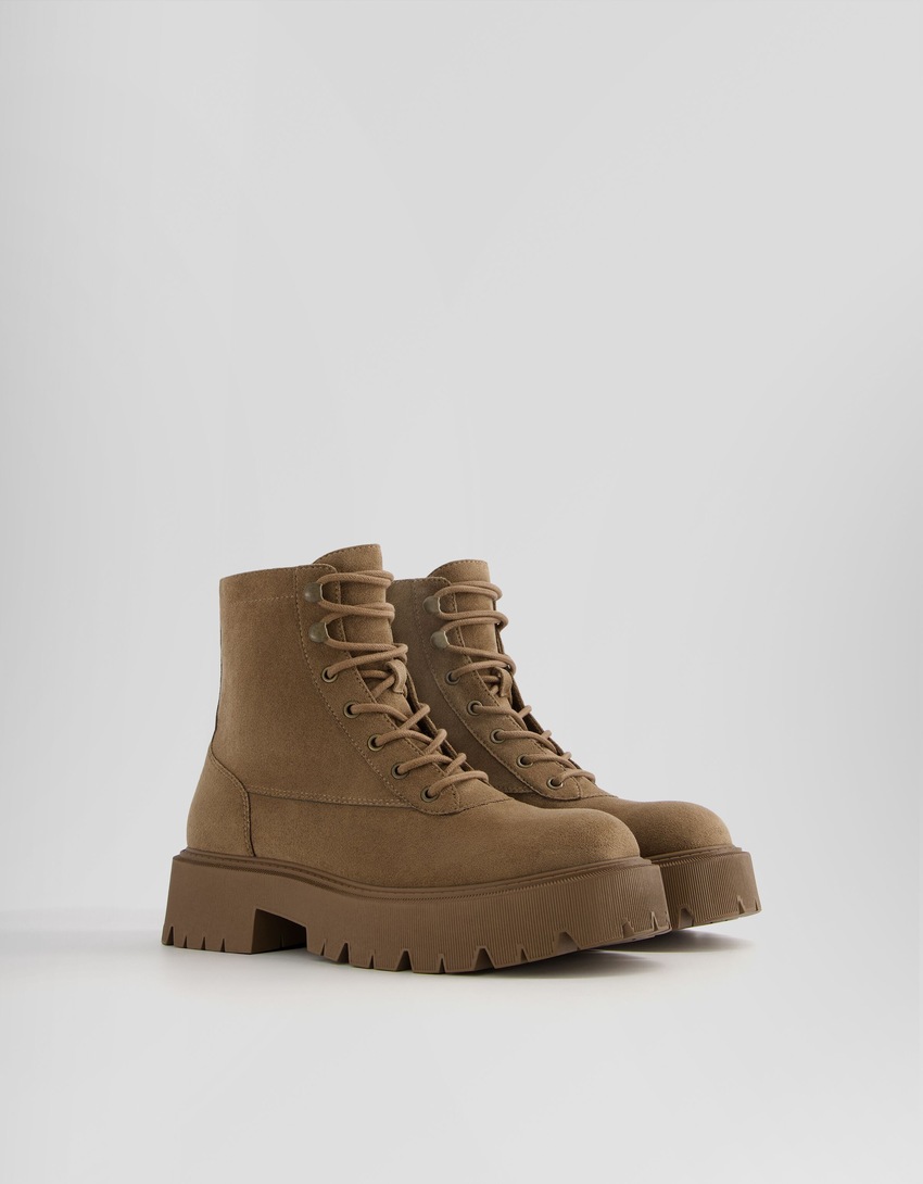 Botas de cano curto com plataforma e cadarço