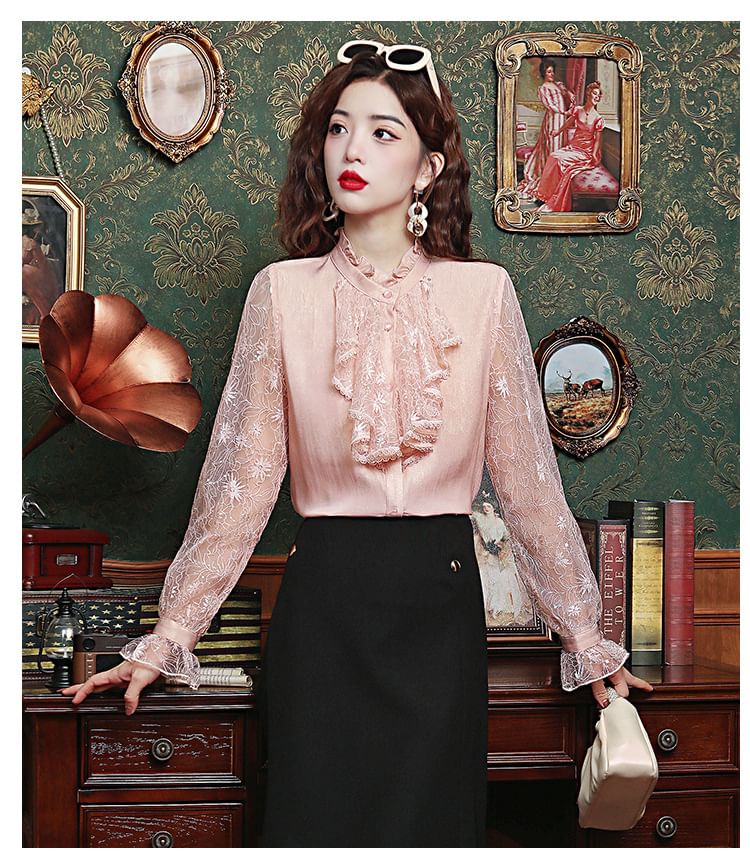 Omibayo - Blouse met pofmouwen, hoge hals, geplooide knopen en kant
