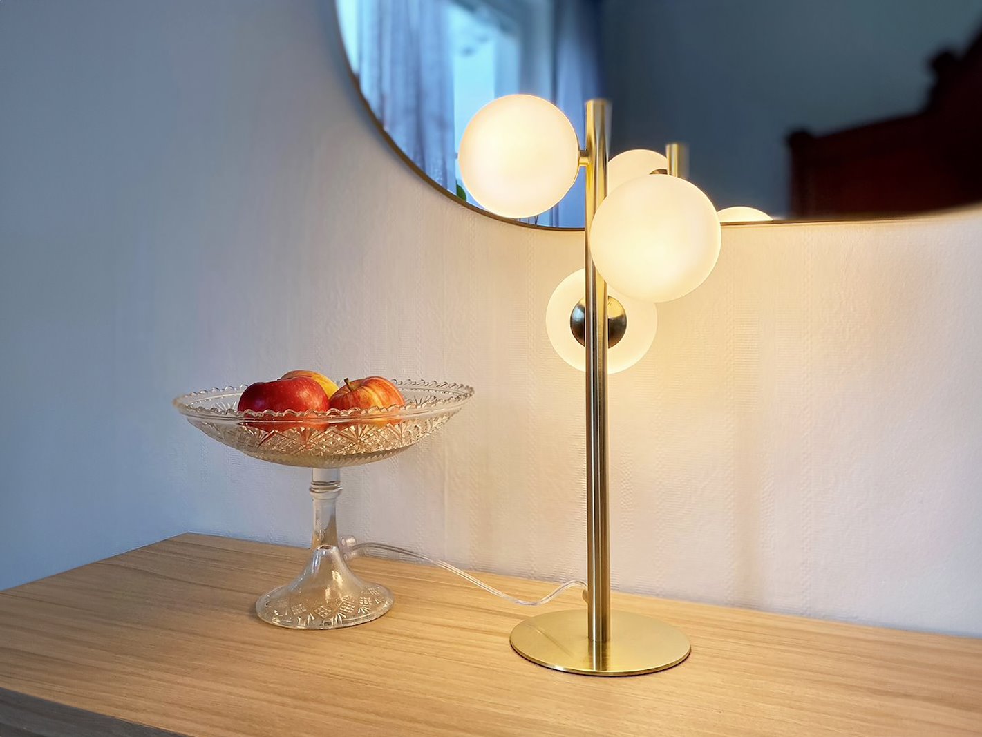 Molekyl bordlampe Matt messing med opalhvite glass.