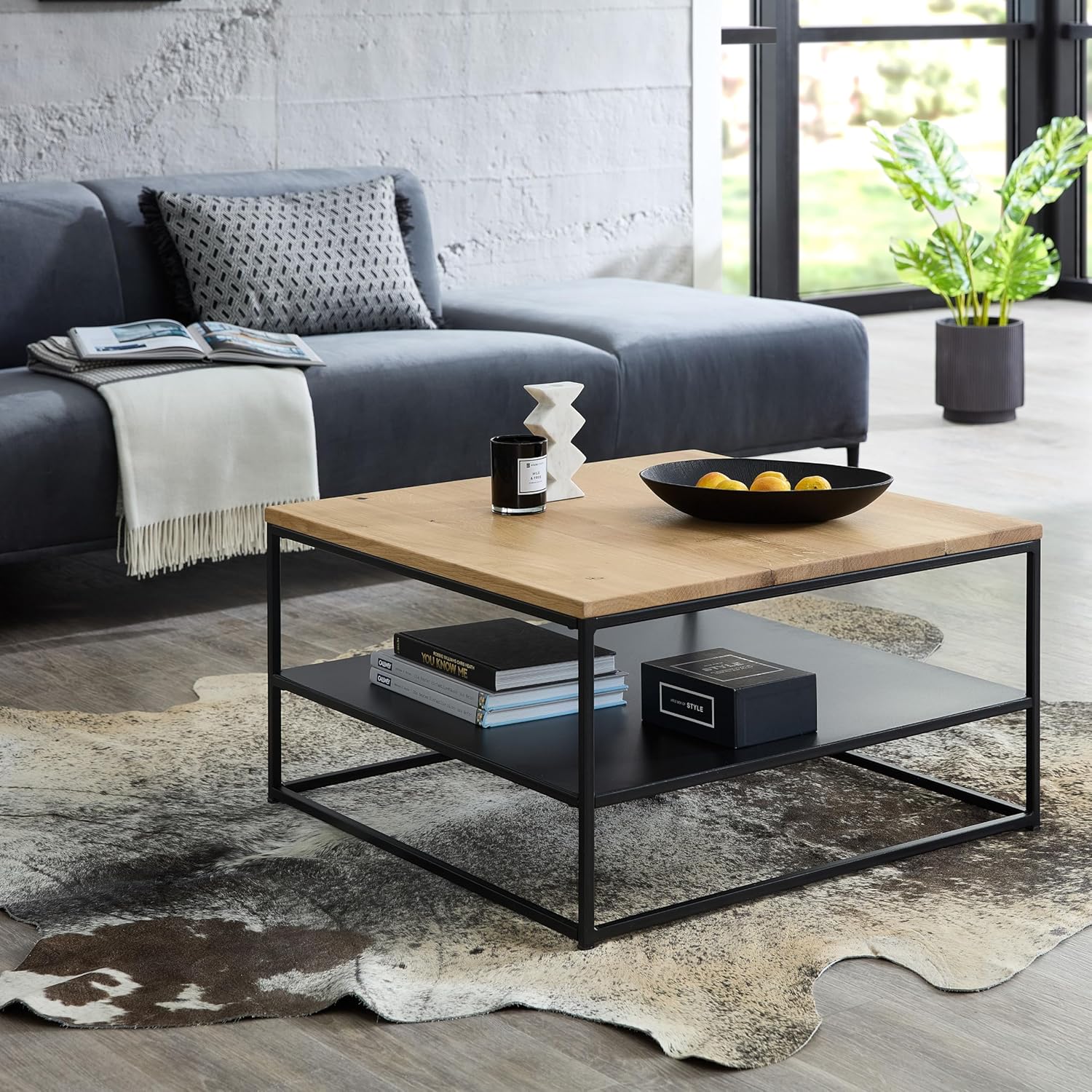 Tilda Couchtisch Massivholz Eiche - Moderner Sofatisch mit Ablageboden und Metallgestell - 75 x 40 x 75 cm (B/H/T)