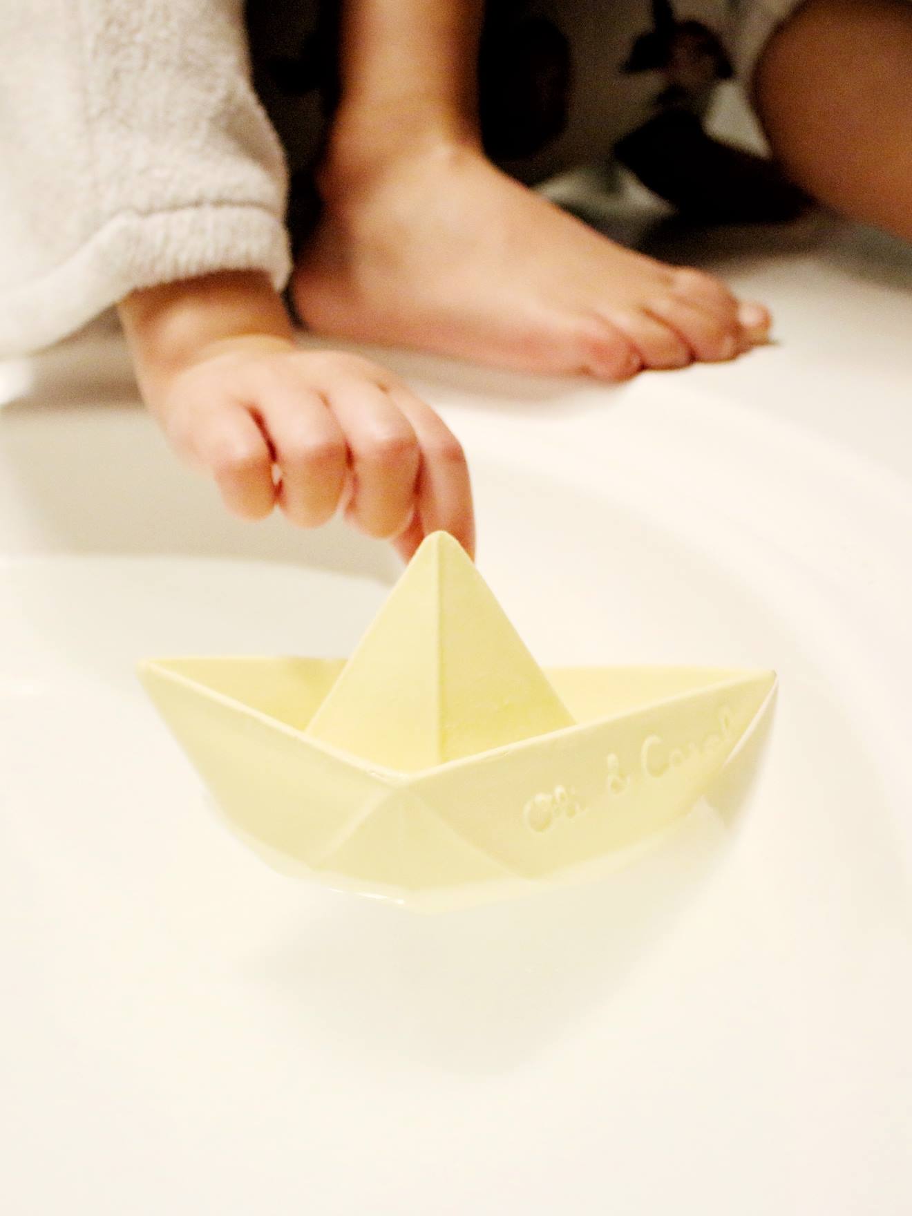 Brinquedo de banho em forma de barco de origami