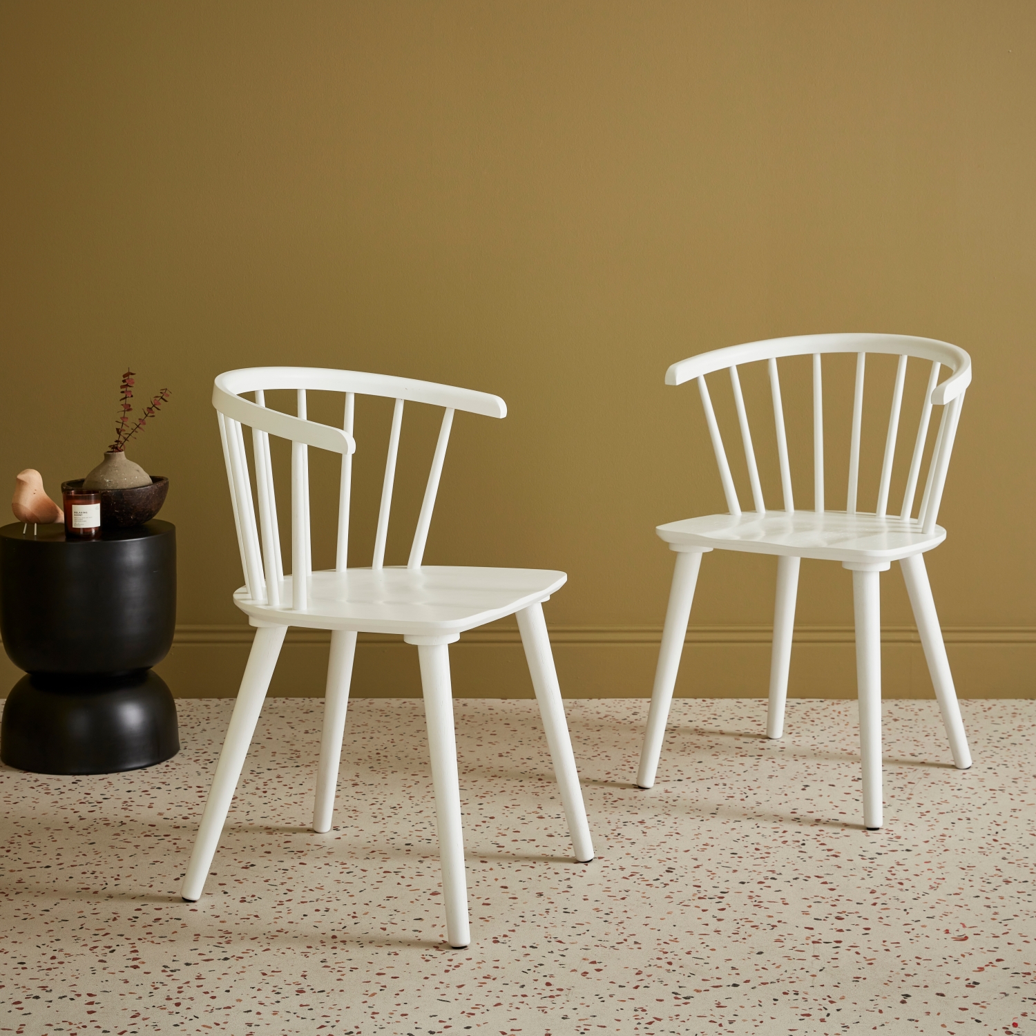 Lot de 2 chaises blanches à barreaux en bois et contreplaqué. Paula. L 51 x p 53 x h 75cm