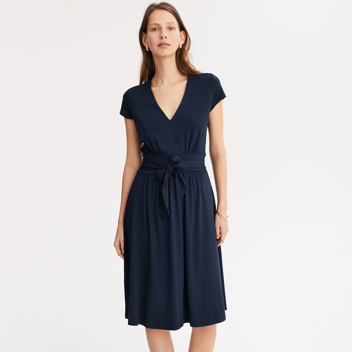 ANNE WEYBURN<br>Vestido midi evasê com mangas curtas
