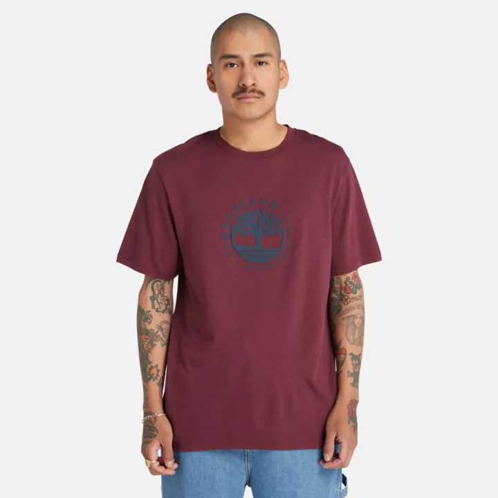 Camiseta Tencel x Refibra com estampa gráfica na cor bordô.