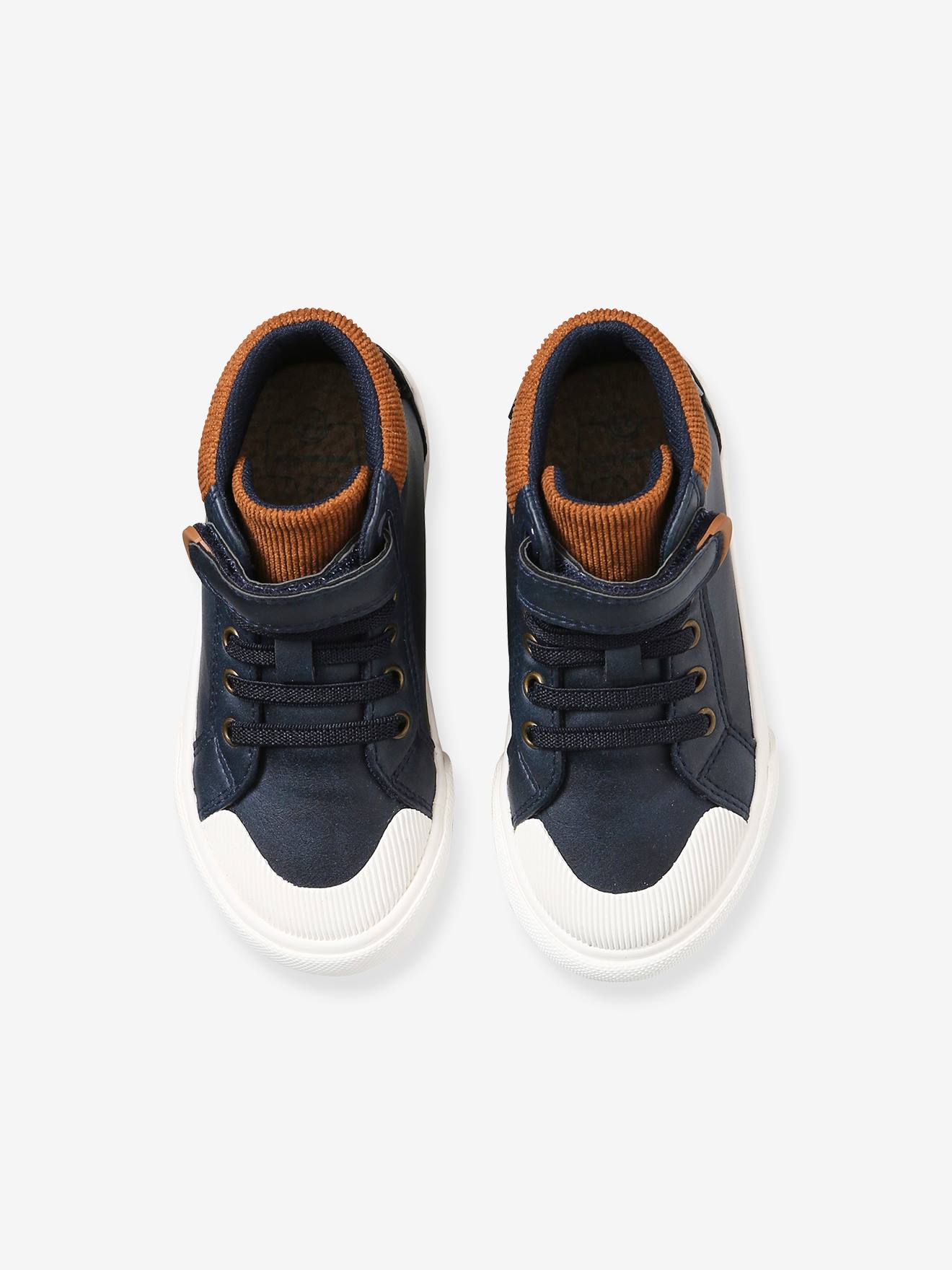Tênis de cano alto para meninos, modelo especial com design diferenciado, azul escuro liso com estampas.