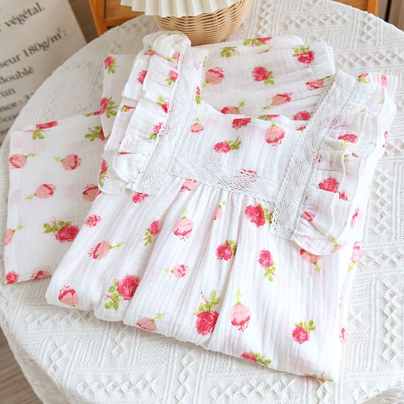 molpes - Pyjamaset: Top met pofmouwen en aardbeienprint en ruches + broek