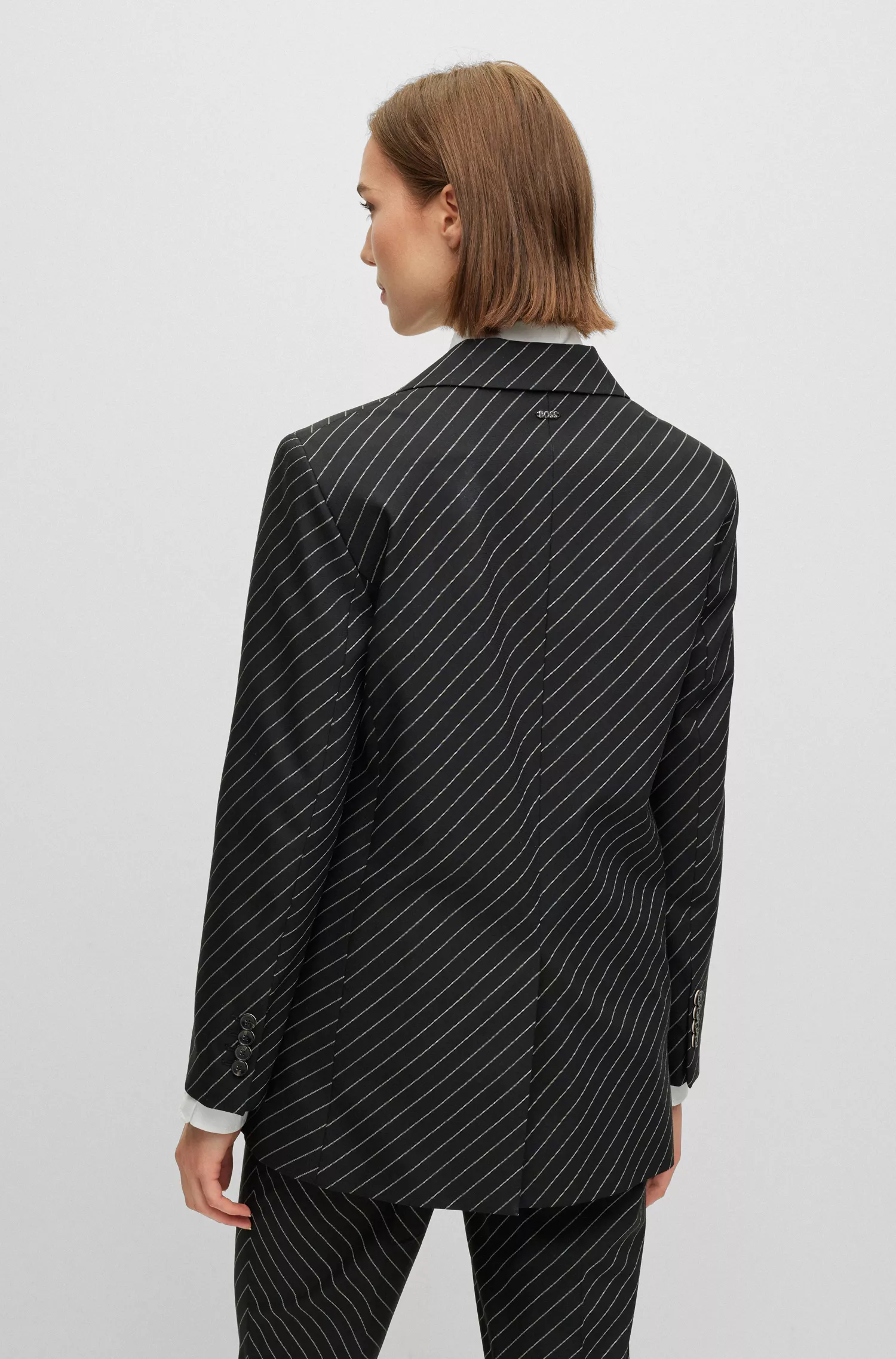 Jaqueta BOSS preta de modelagem oversized em lã elástica listrada.