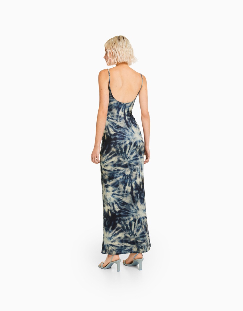 Vestido longo com efeito tie-dye e alças.