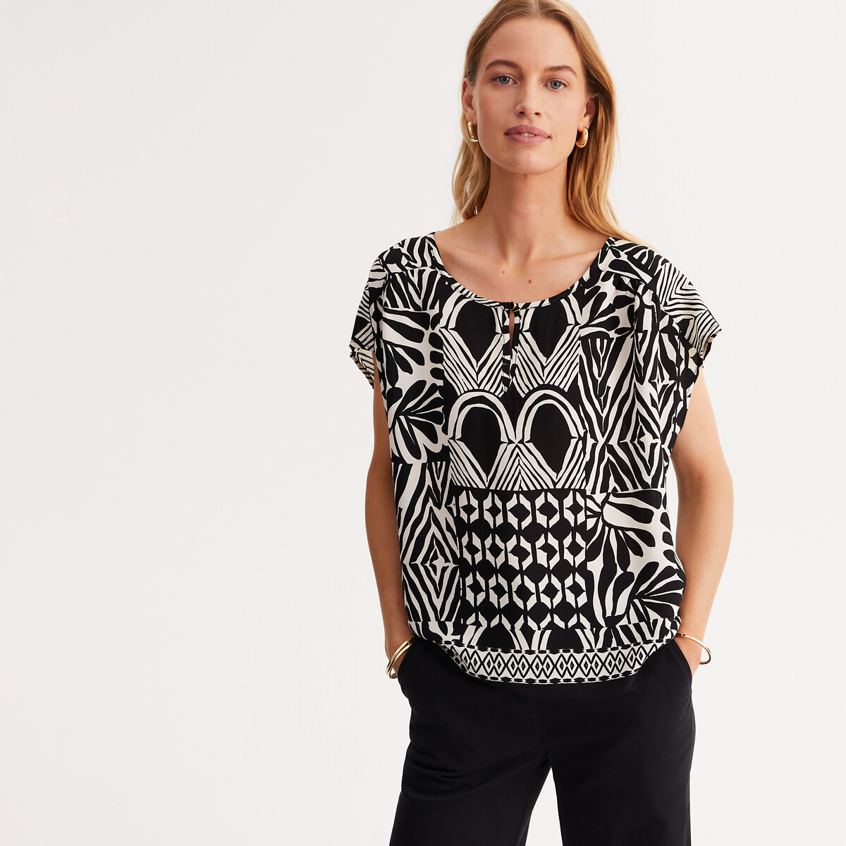 ANNE WEYBURN<br>Blusa com gola redonda, estampa étnica e mangas curtas