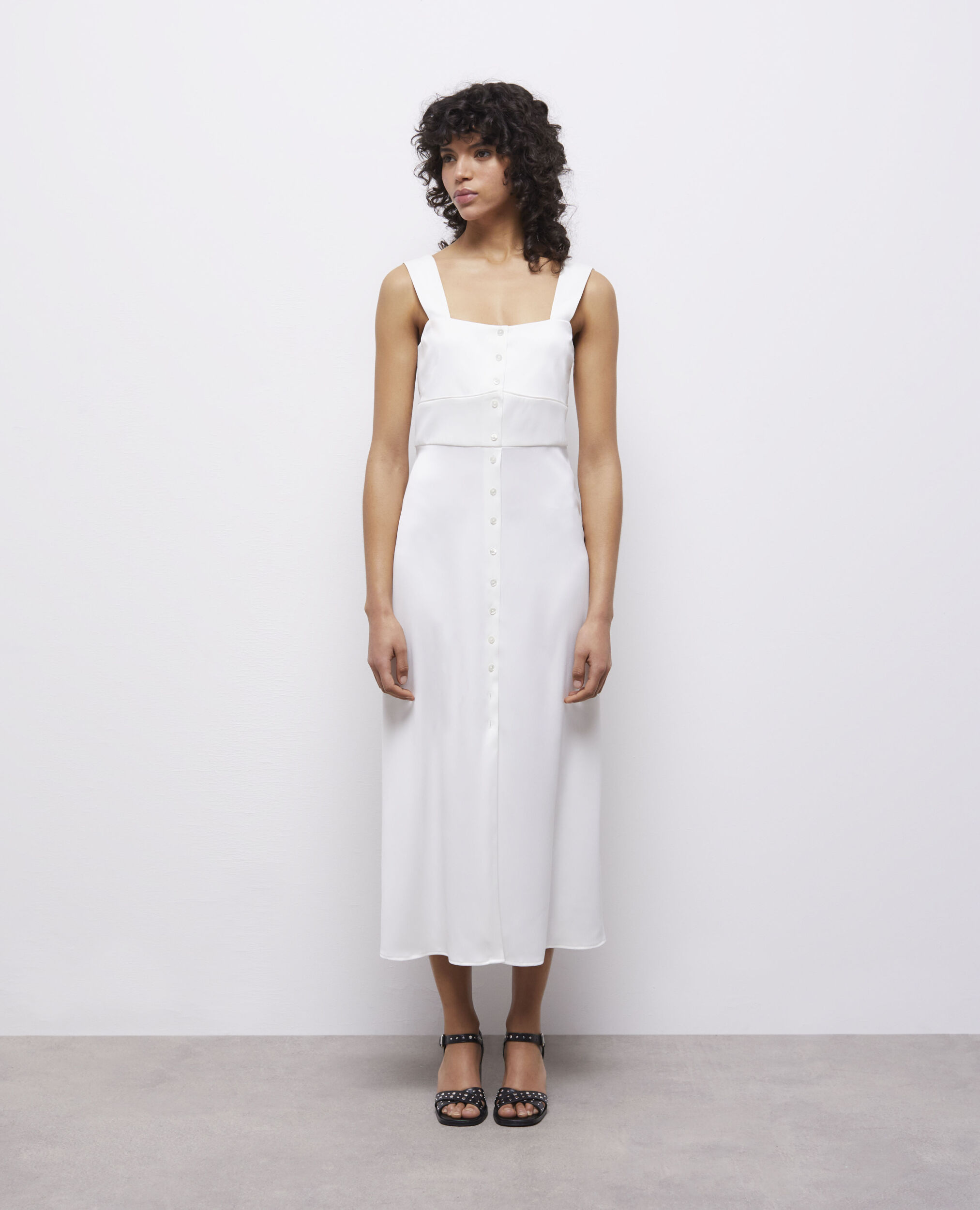 Robe longue blanche avec boutonnage