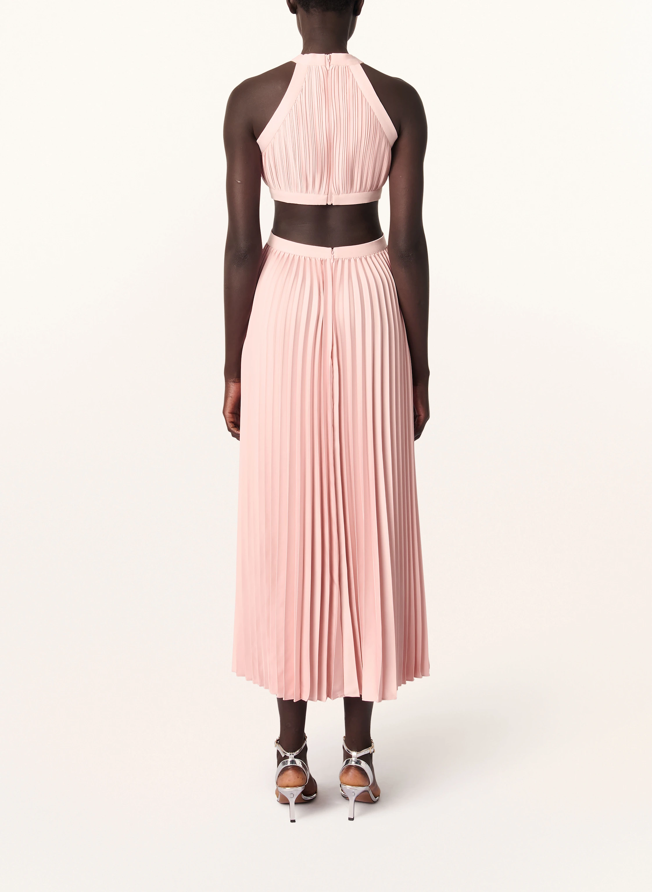 maje Satinkleid mit Plissees und Cut-out
