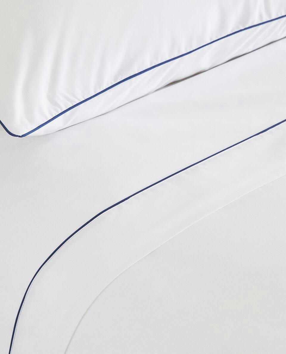 CAPA DE EDREDOM COM DETALHE AZUL