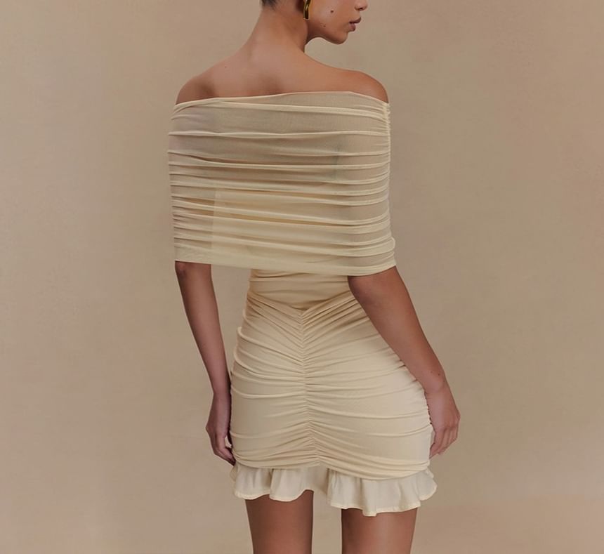 Hotarium - Korte mouw off-shoulder effen gerimpelde mini bodycon jurk