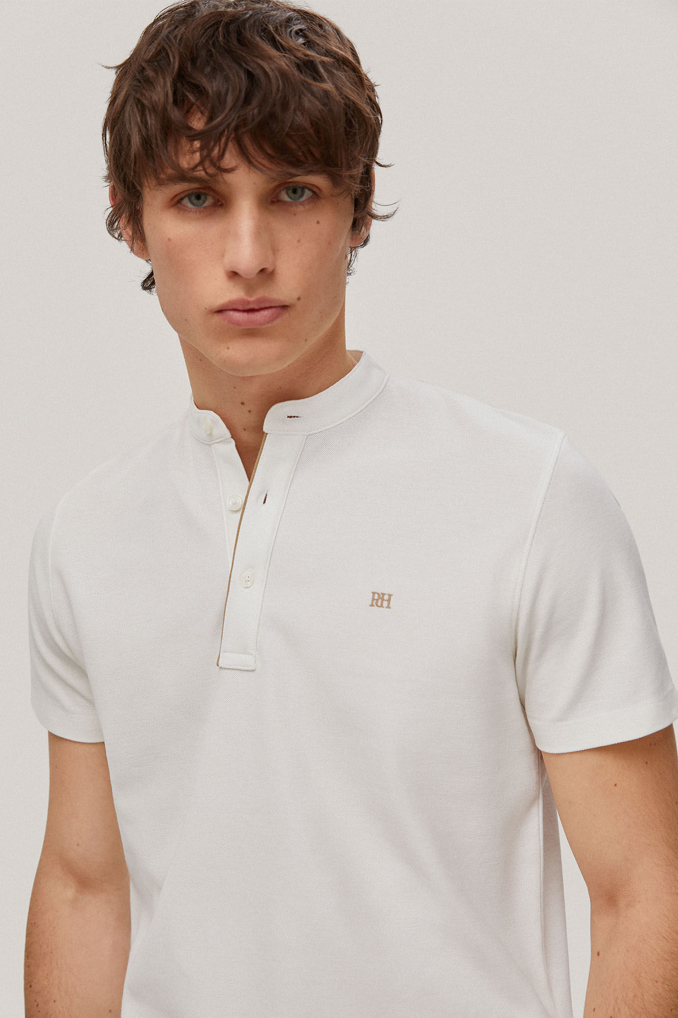 Camisa polo com gola mandarim e acabamento anti-odor - Branca