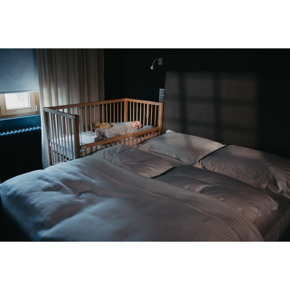 Køb tiSsi® Nature Hajo Bedside Crib Massiv Bøg