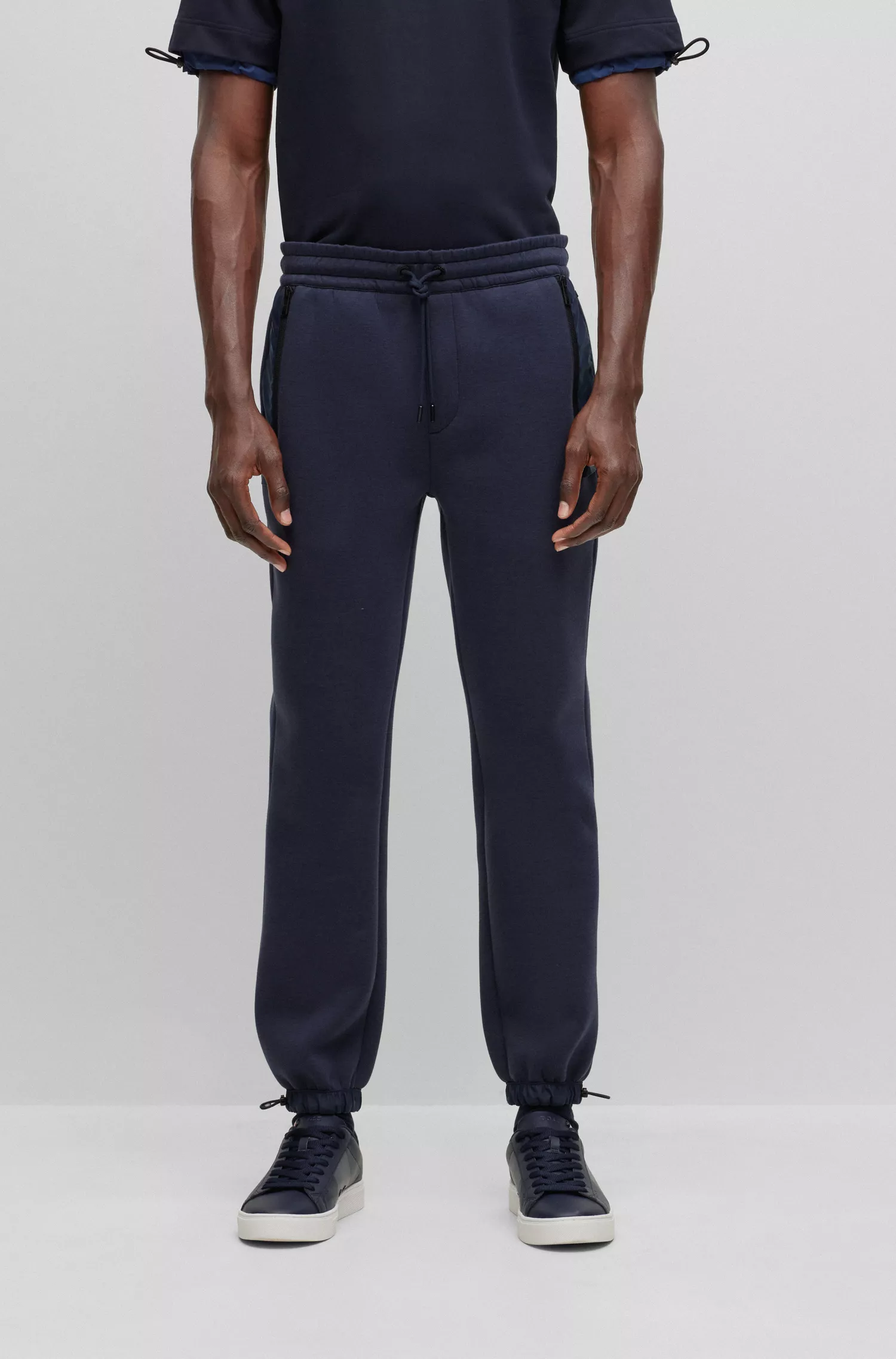 Calça de fato de treino BOSS em mistura de algodão preto com detalhes em tom sobre tom.