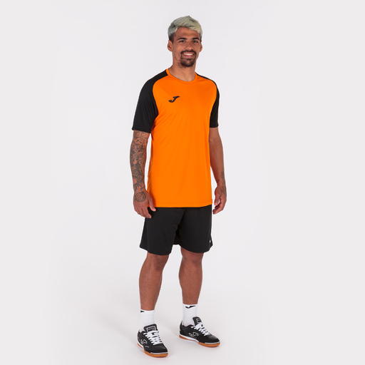 Camiseta Joma Academy IV de manga curta, laranja e preta.