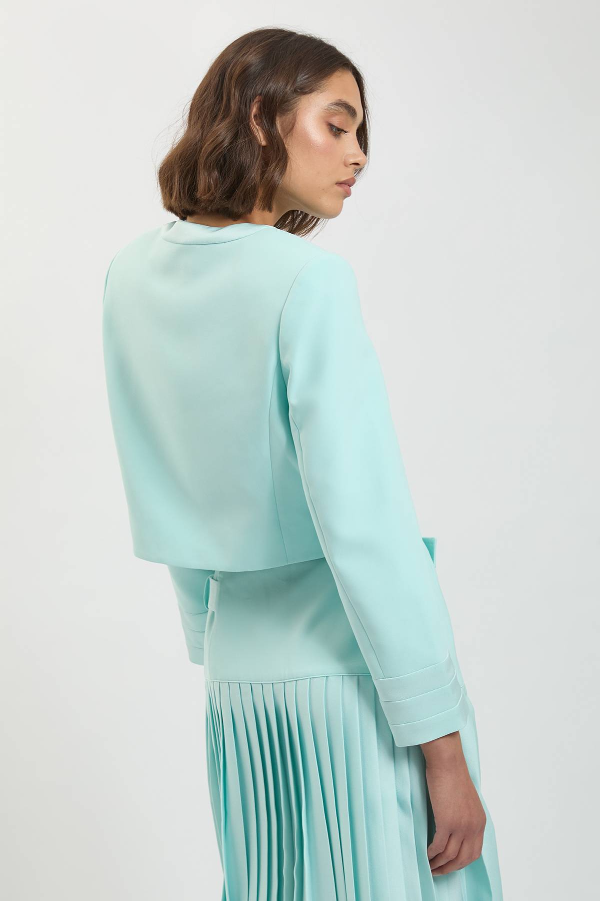 KarenMillen Blazer Court Ajusté Sans Col En Satin Façon Smoking