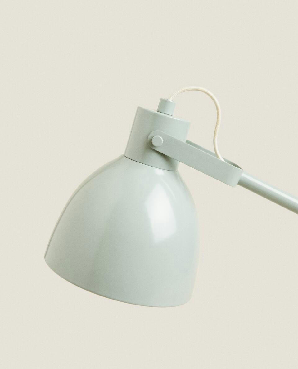 LUMINÁRIA DE MESA LAQUEADA COM BRAÇO ARTICULADO