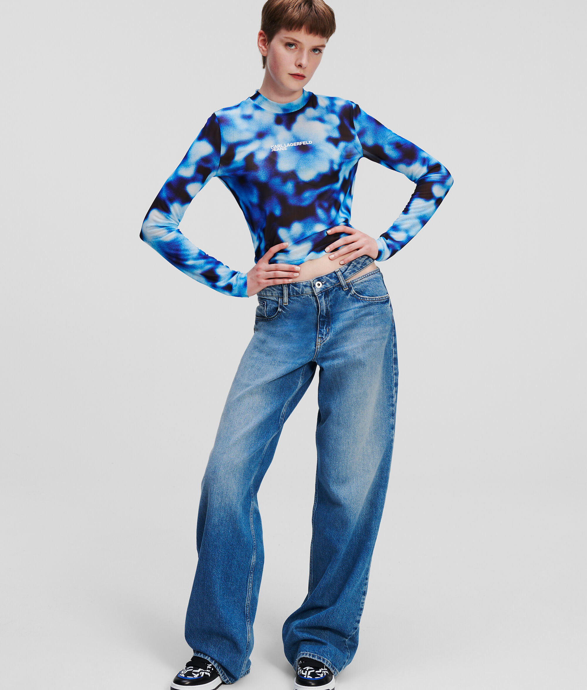 JEAN DÉCONTRACTÉ TAILLE MI-HAUTE AVEC DÉCOUPES KLJ