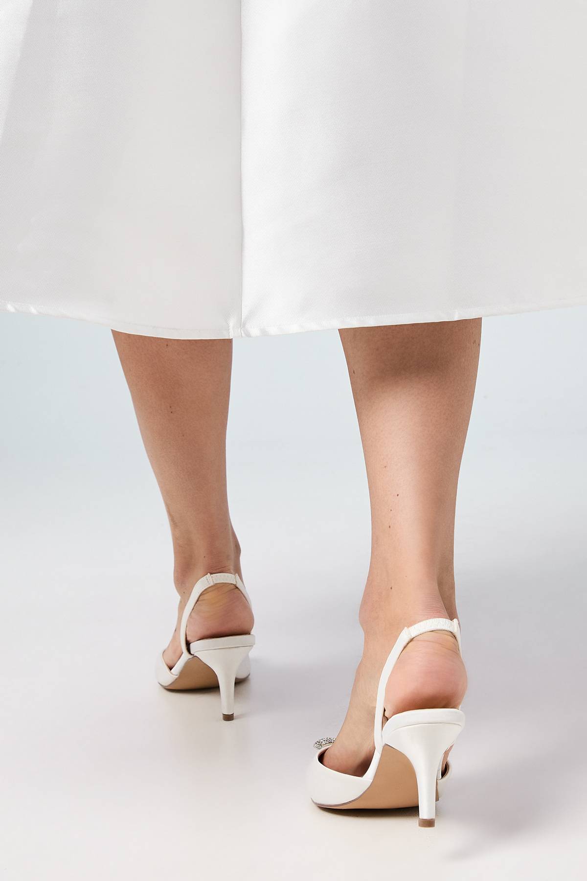 Coast Escarpins de Mariée Sammi à Bride Arrière et Petit Talon, Coupe Large, Satin avec Broche Nœud Diamanté