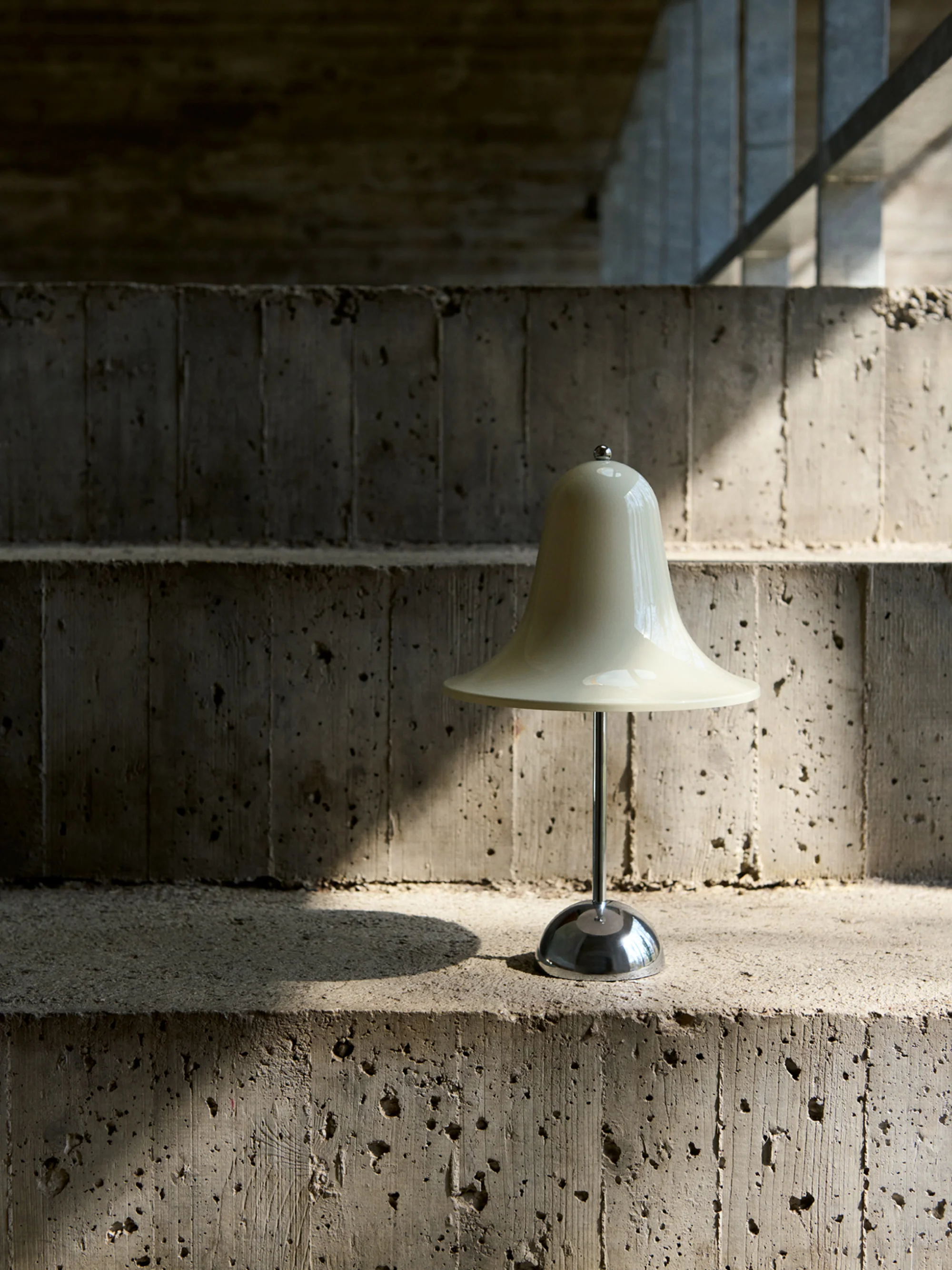 Kleine draagbare dimbare LED-tafellamp Pantop, Design Verner Panton
