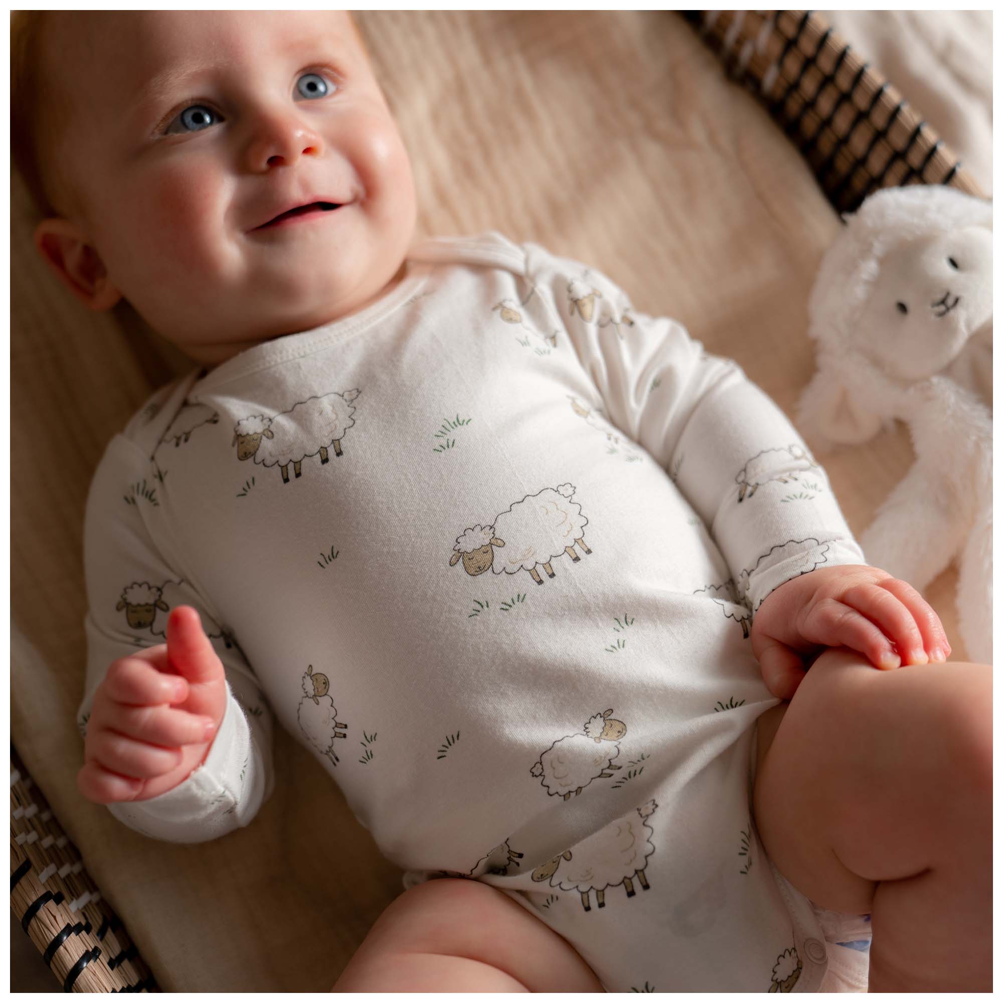 Prénatal romper Schapen lange mouwen all over print wit
