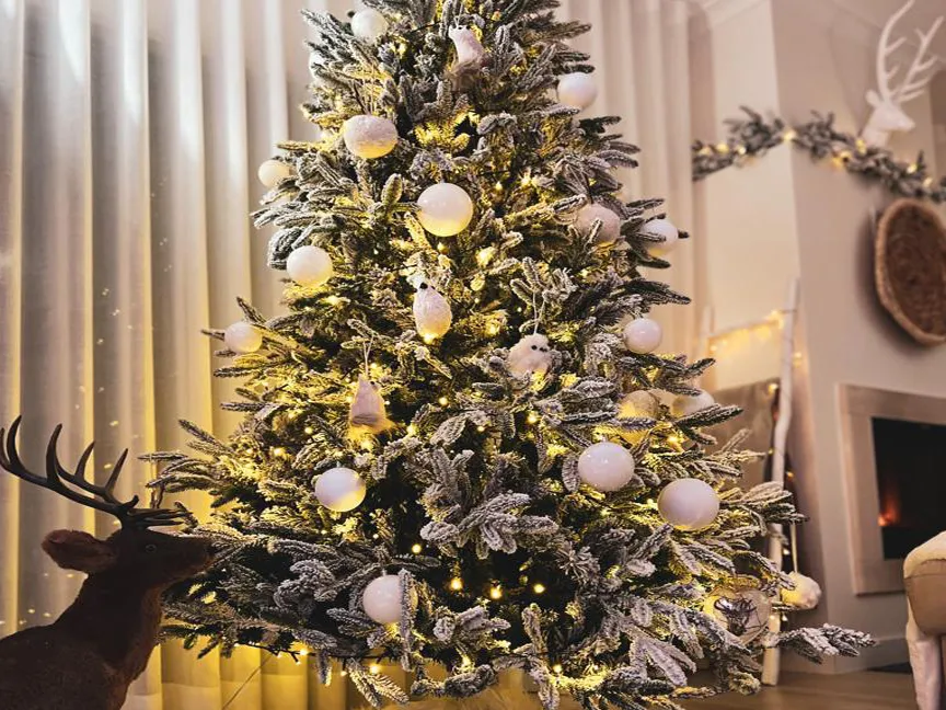 Besneeuwde kunstkerstboom BASSIE 210 cm Wit