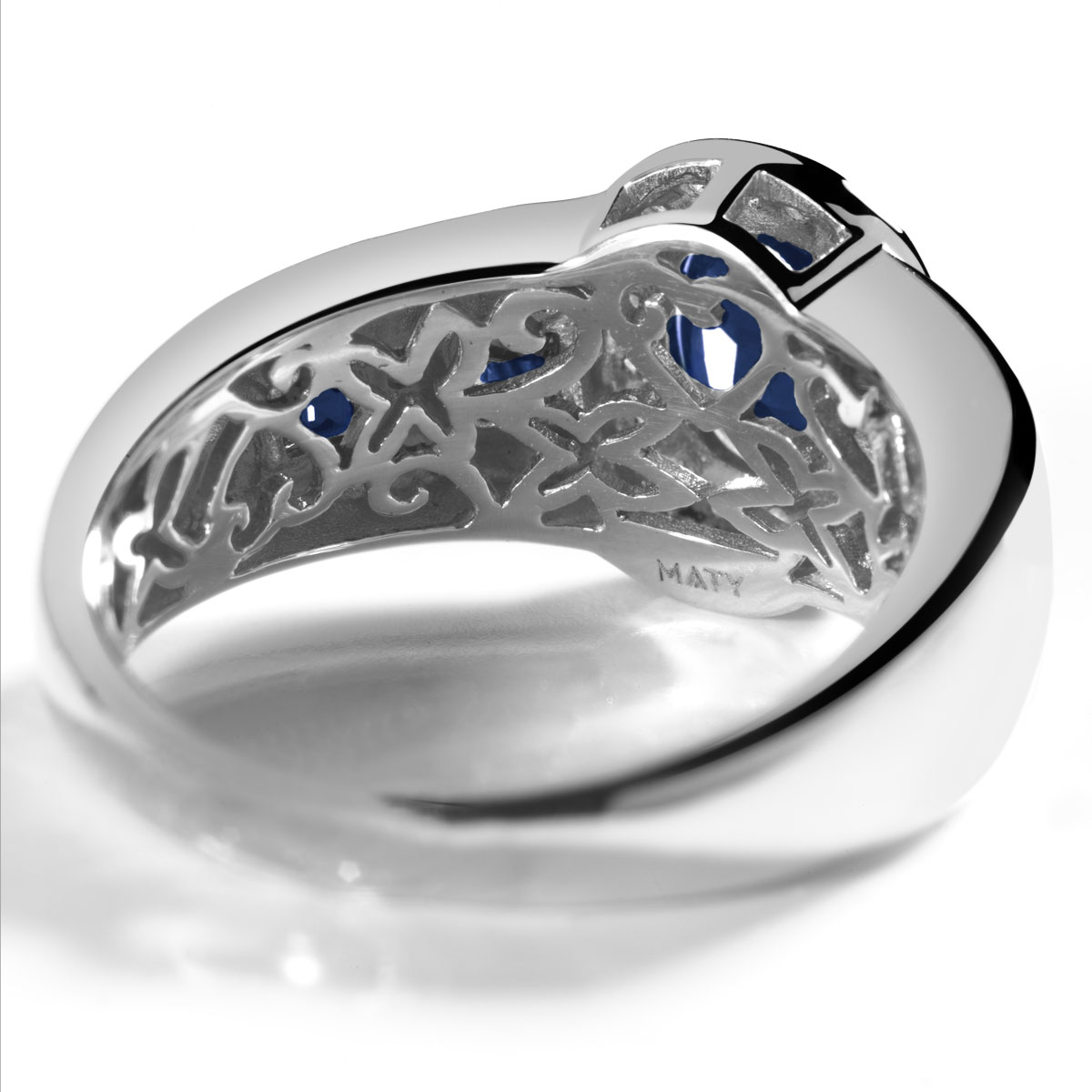 Bague or 750 blanc ovale saphirs et diamants