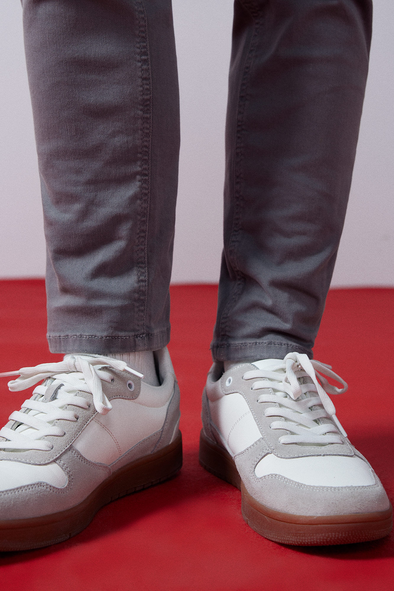 Calça slim com 5 bolsos, cor cinza escuro.