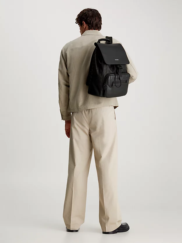 Mochila com aba em jacquard e logotipo.