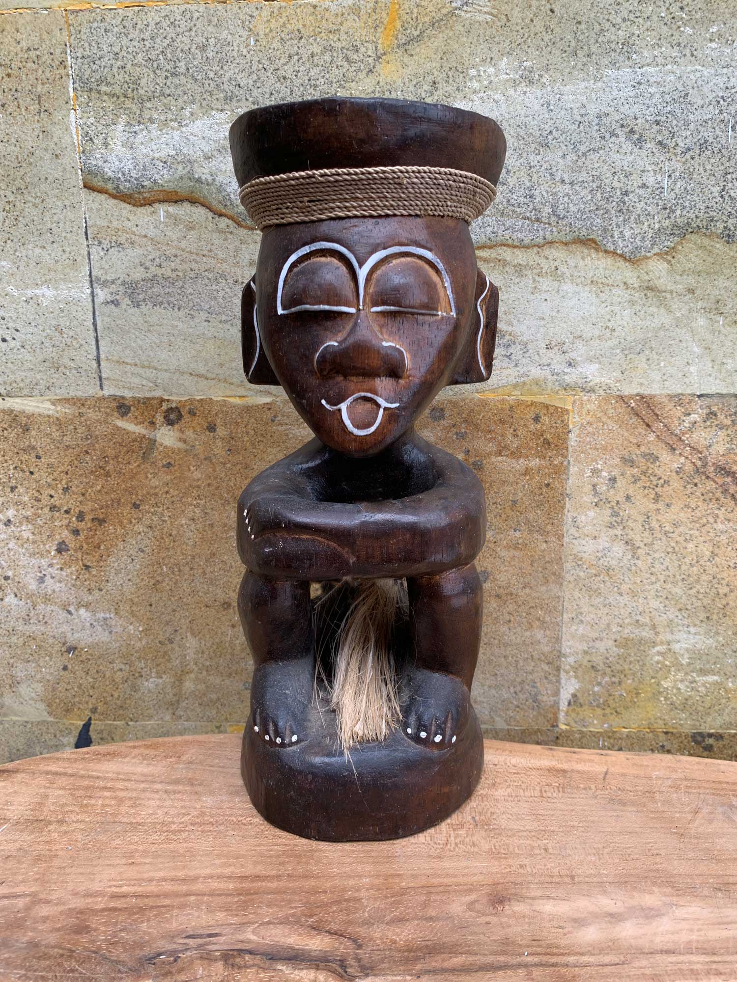 Primitiv-Statue 'Sitzender', Albesiaholz, H 29 cm, Ø 11 cm von fischer's lagerhaus