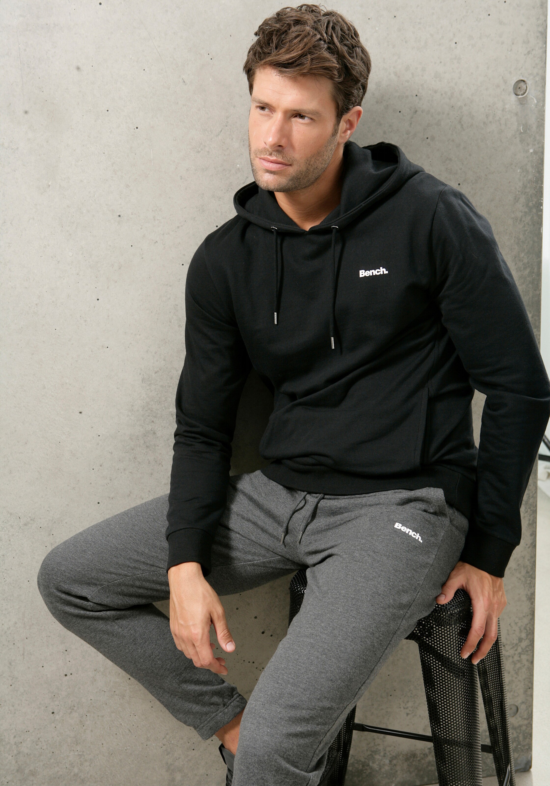 Hoodie in schwarz