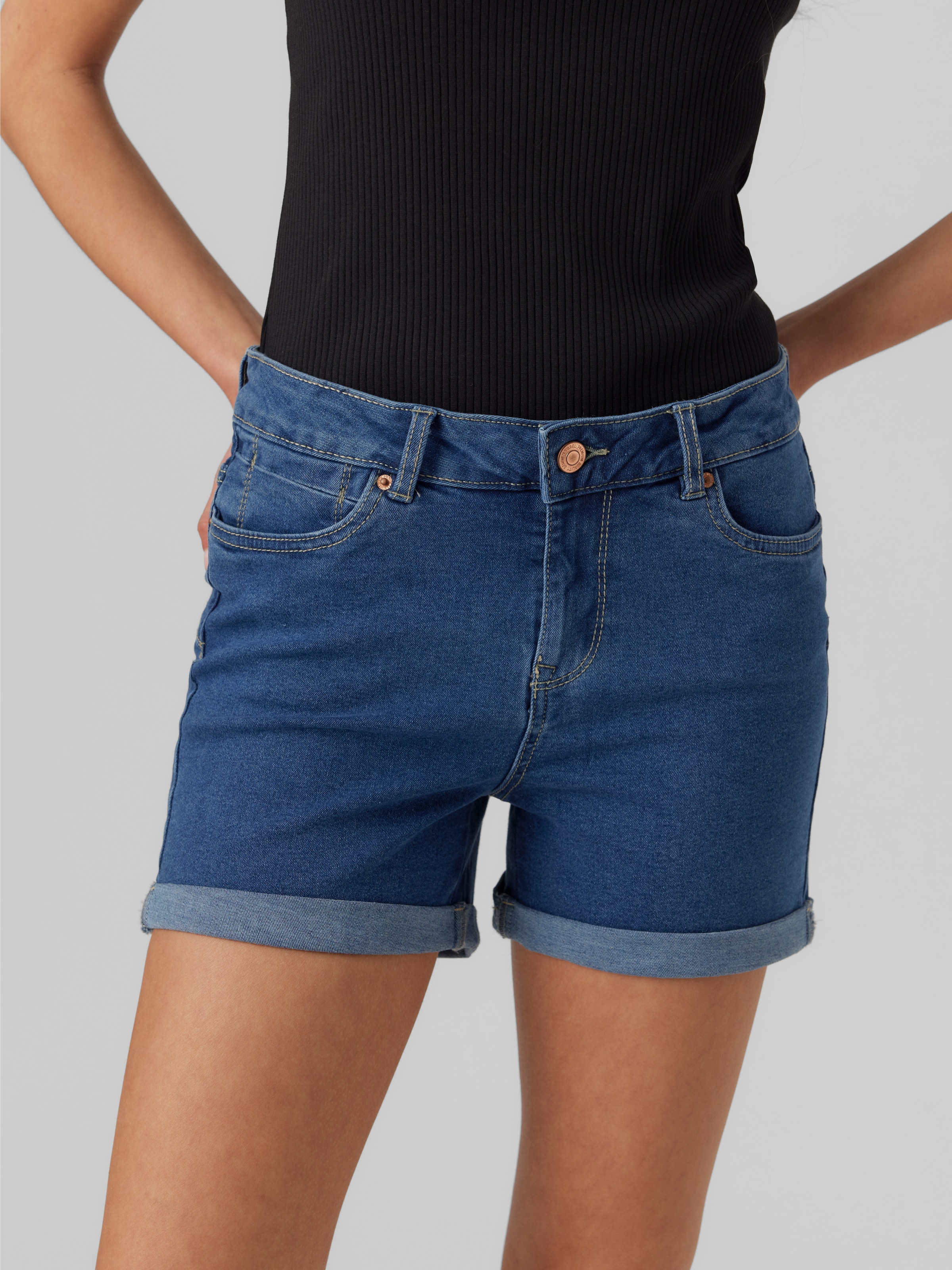 Vero Moda Jeansshorts »VMLUNA MR FOLD SHORTS MIX GA NOOS«, mit Umschlagsaum