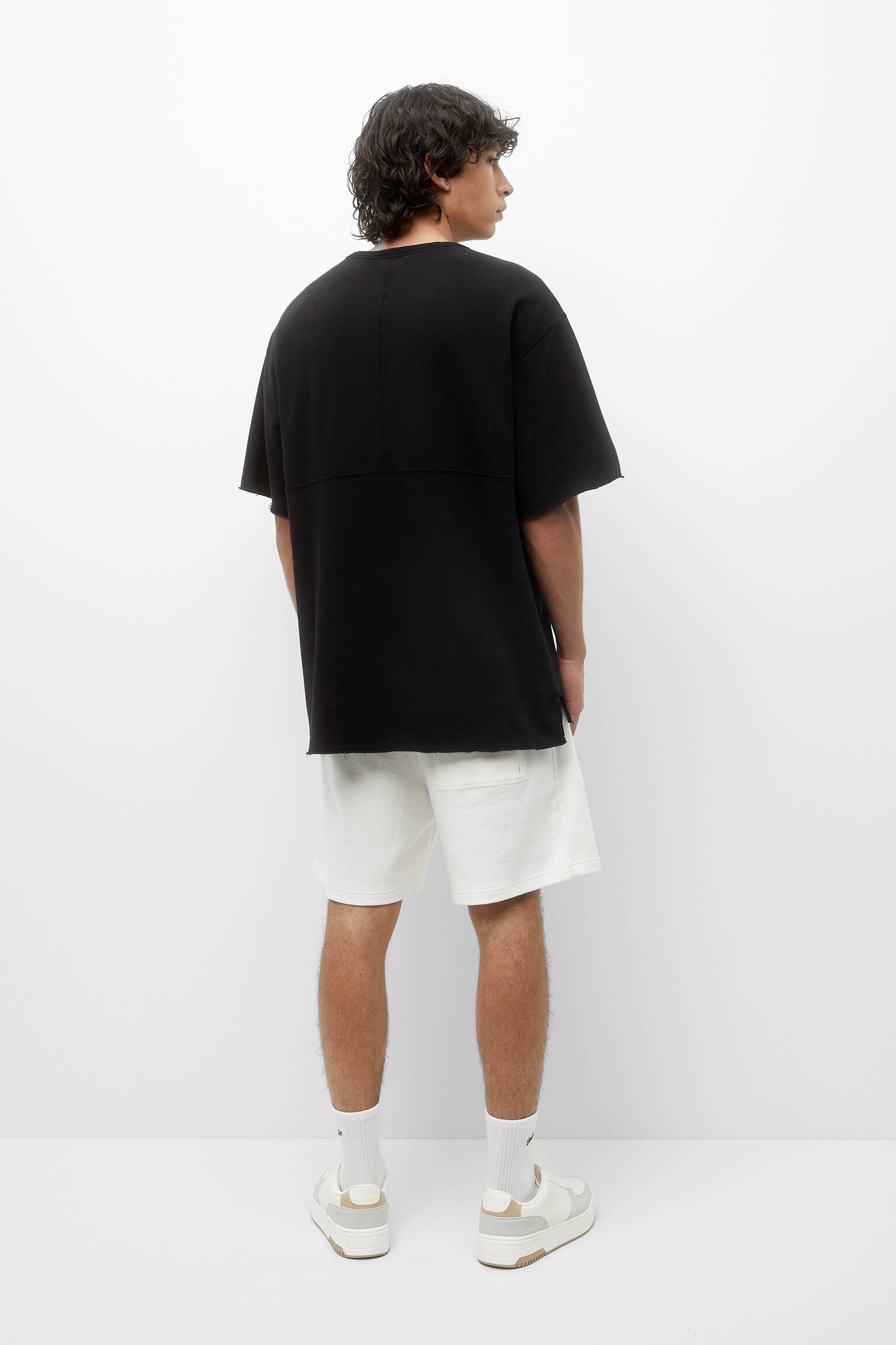 CAMISETA DE PELÚCIA COM CORTE QUADRADO - PRETA
