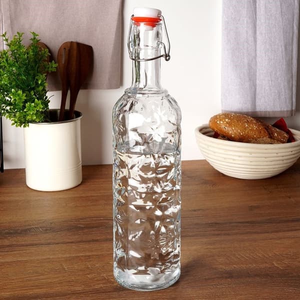 Vakker glassflaske med kork og klips for drinker