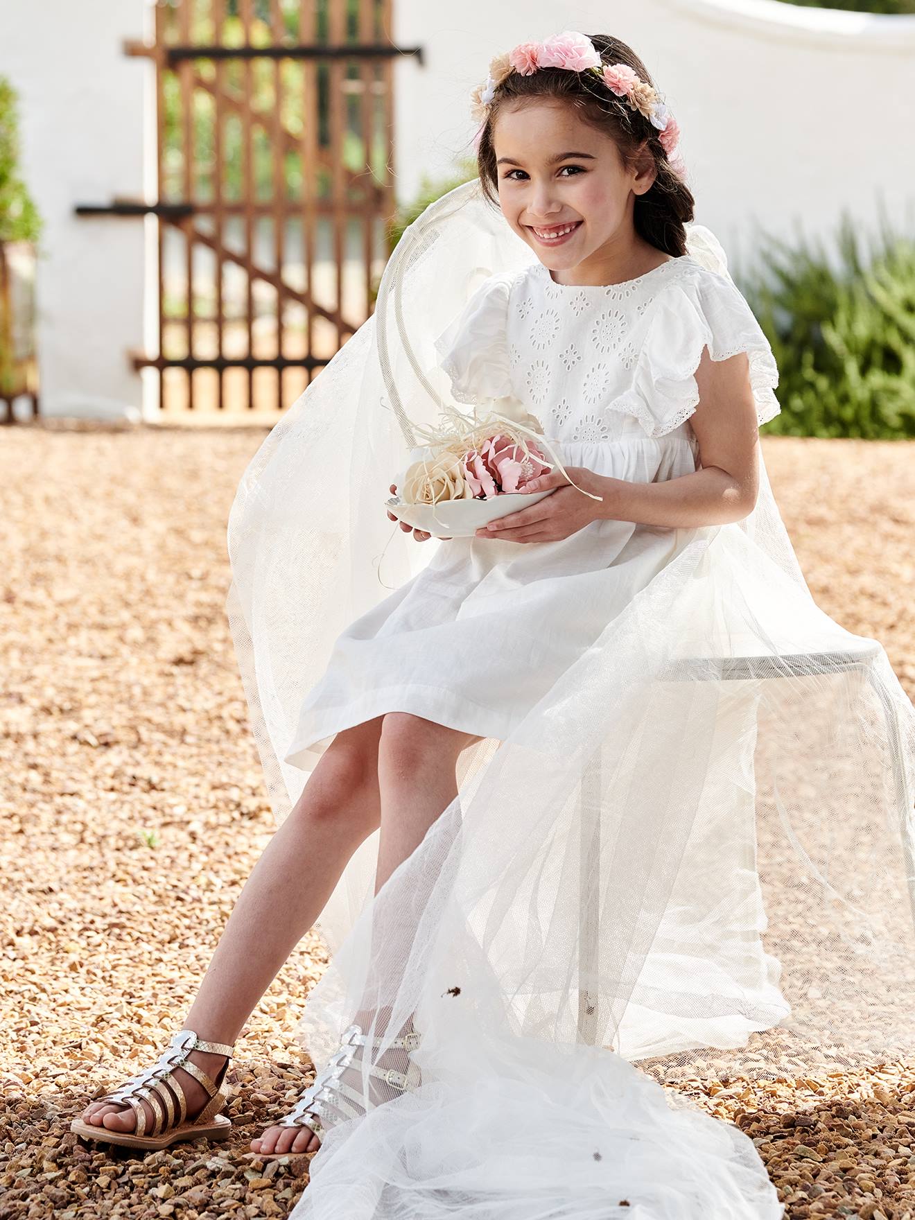Vestido de festa off-white com detalhes em bordado inglês para menina