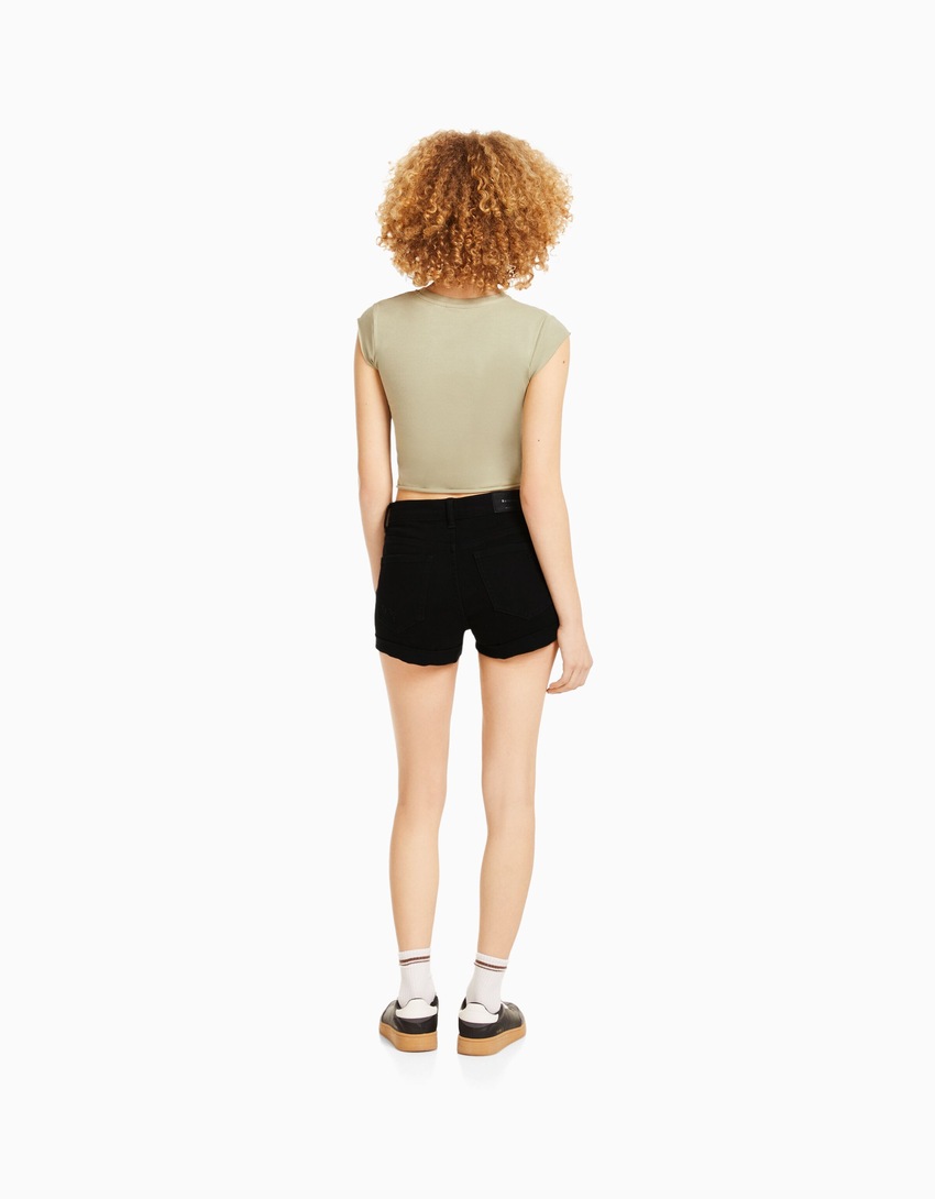 Shorts jeans com a barra dobrada