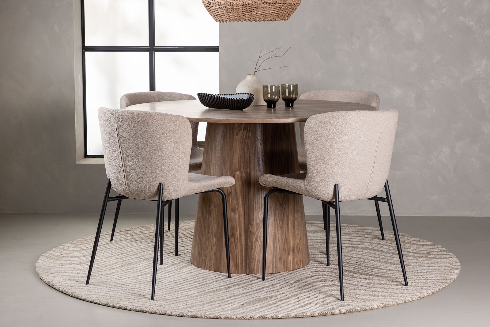 Modesto Spisestol. Sett av 2. Sett av 2. Beige boucle med sorte stålben.