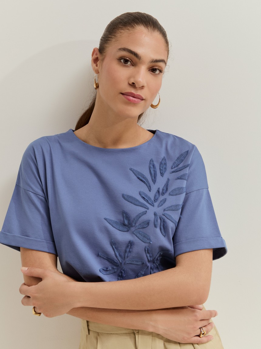T-shirt de manga curta com aplicação de folhas