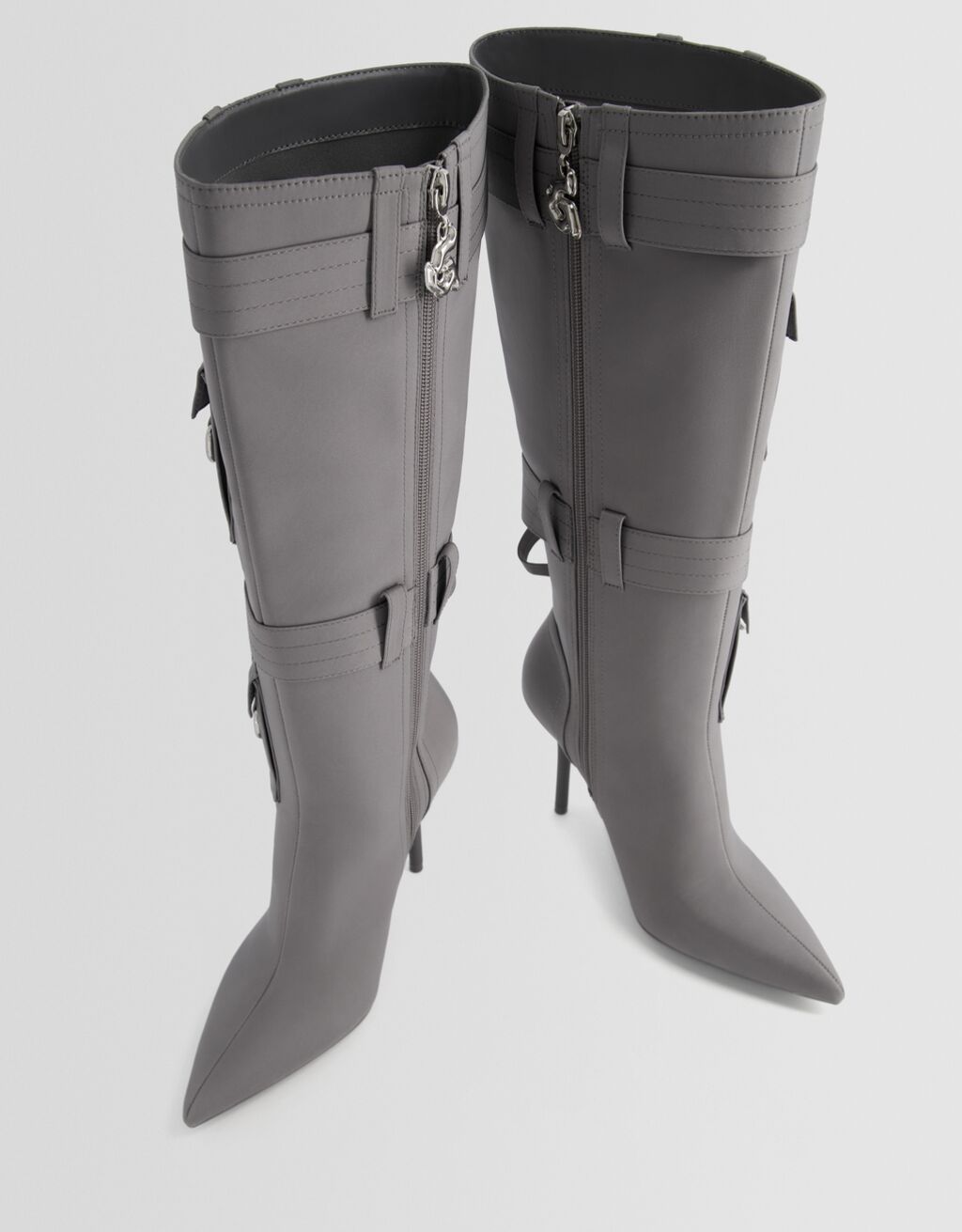 Botas de salto agulha com bolsos com detalhes em metal.