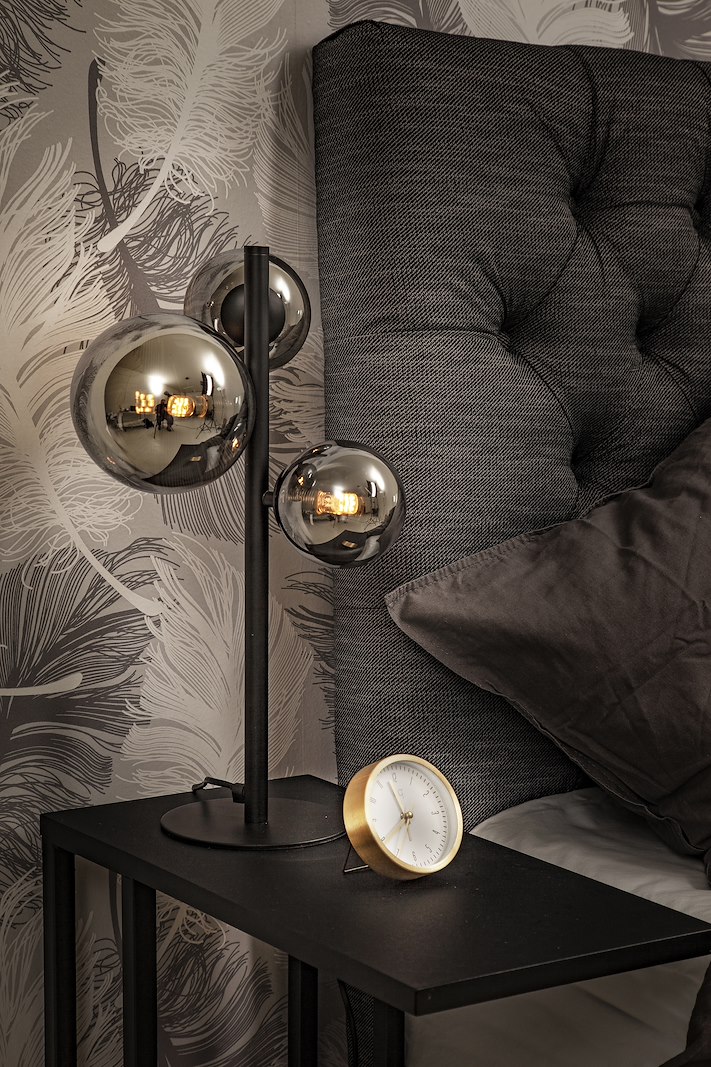 Molekyl bordlampe Sort metall med sotet glass.