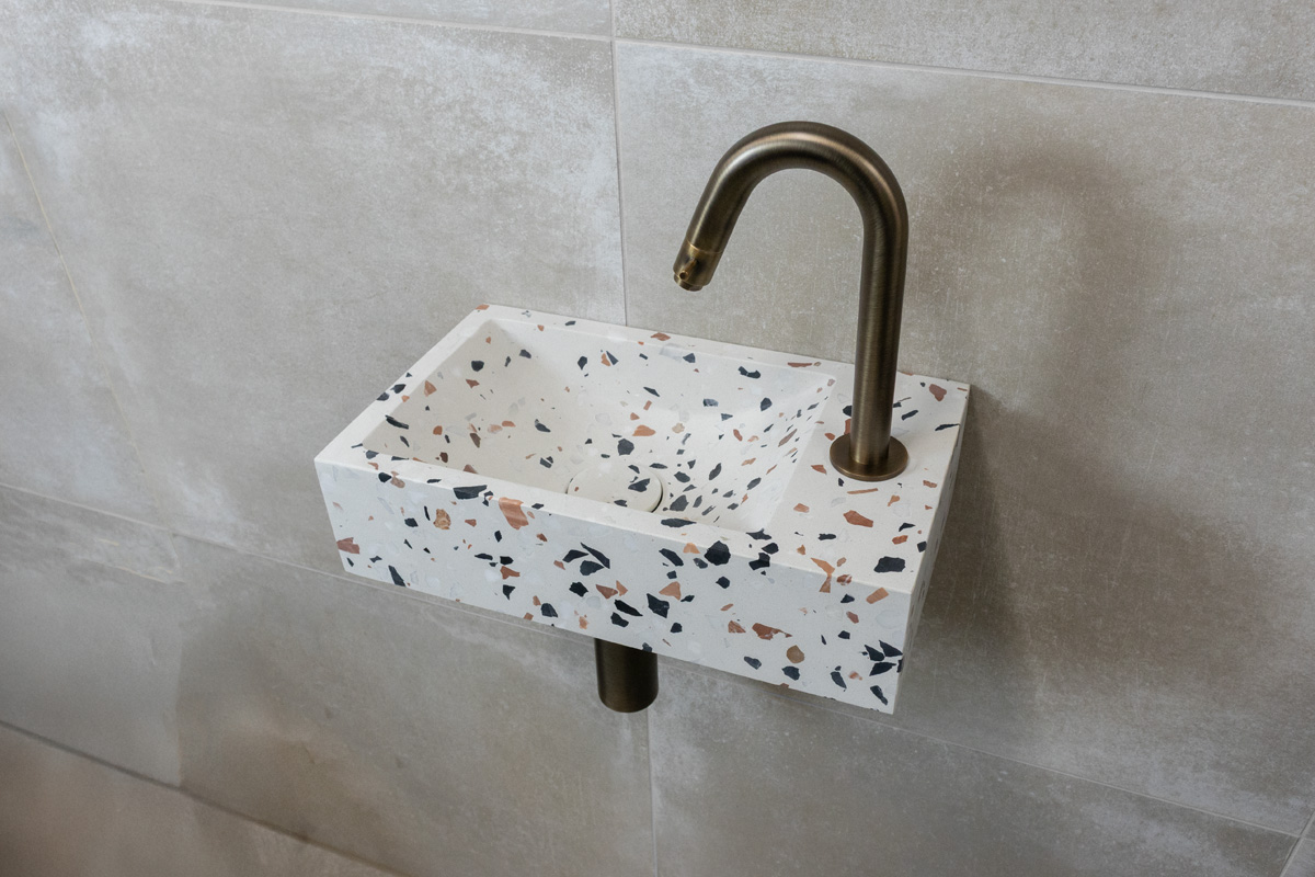 Saniclear Terrazzo fonteinset met gebogen kraan in verouderd messing