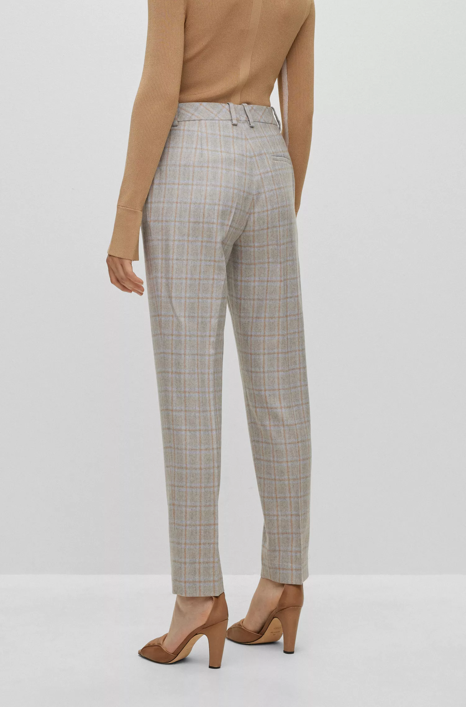 Calça BOSS cor camelo, corte slim, em mistura de lã com cashmere.