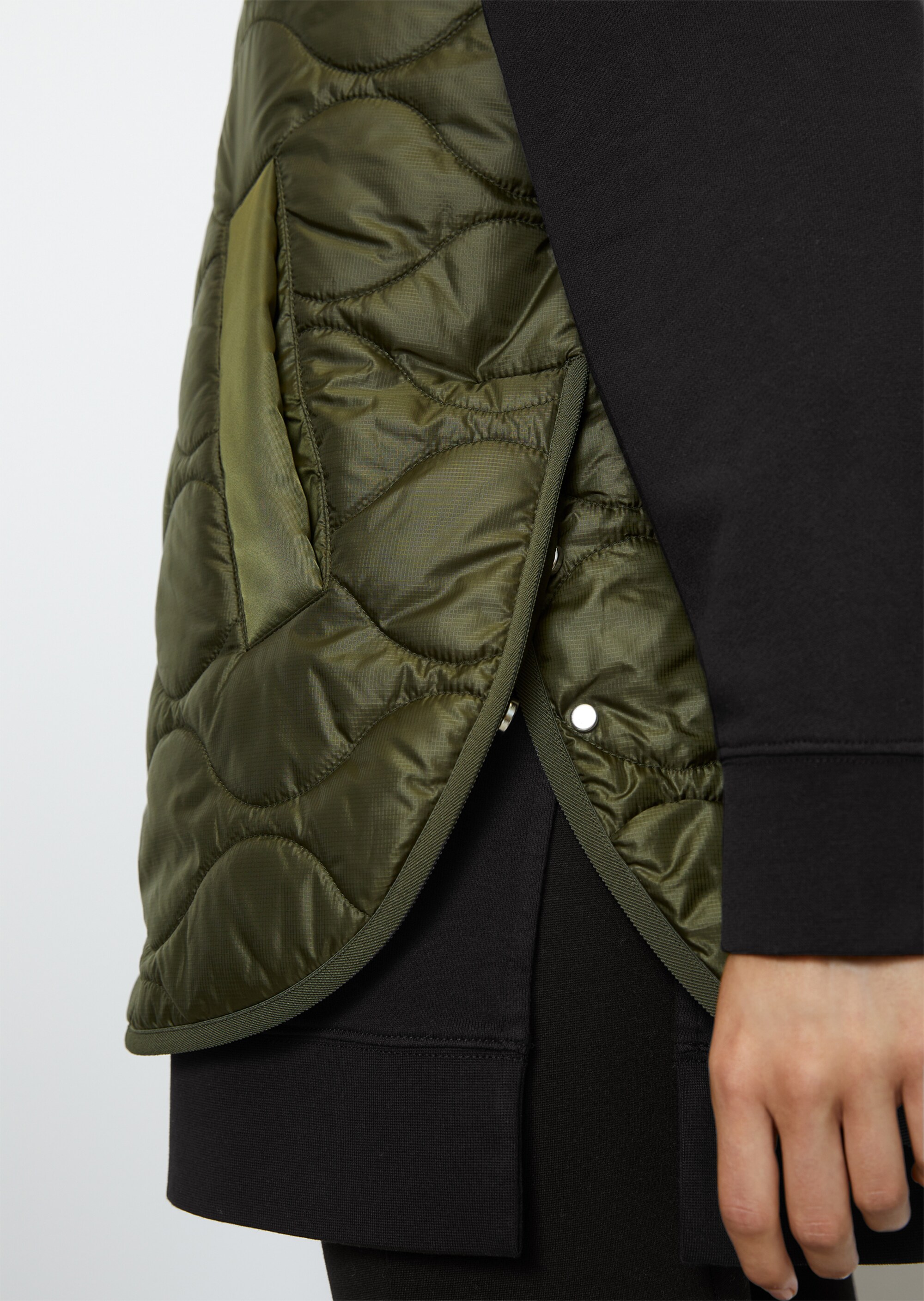 Steppweste im Cape-Stil relaxedaus recyceltem Polyester
