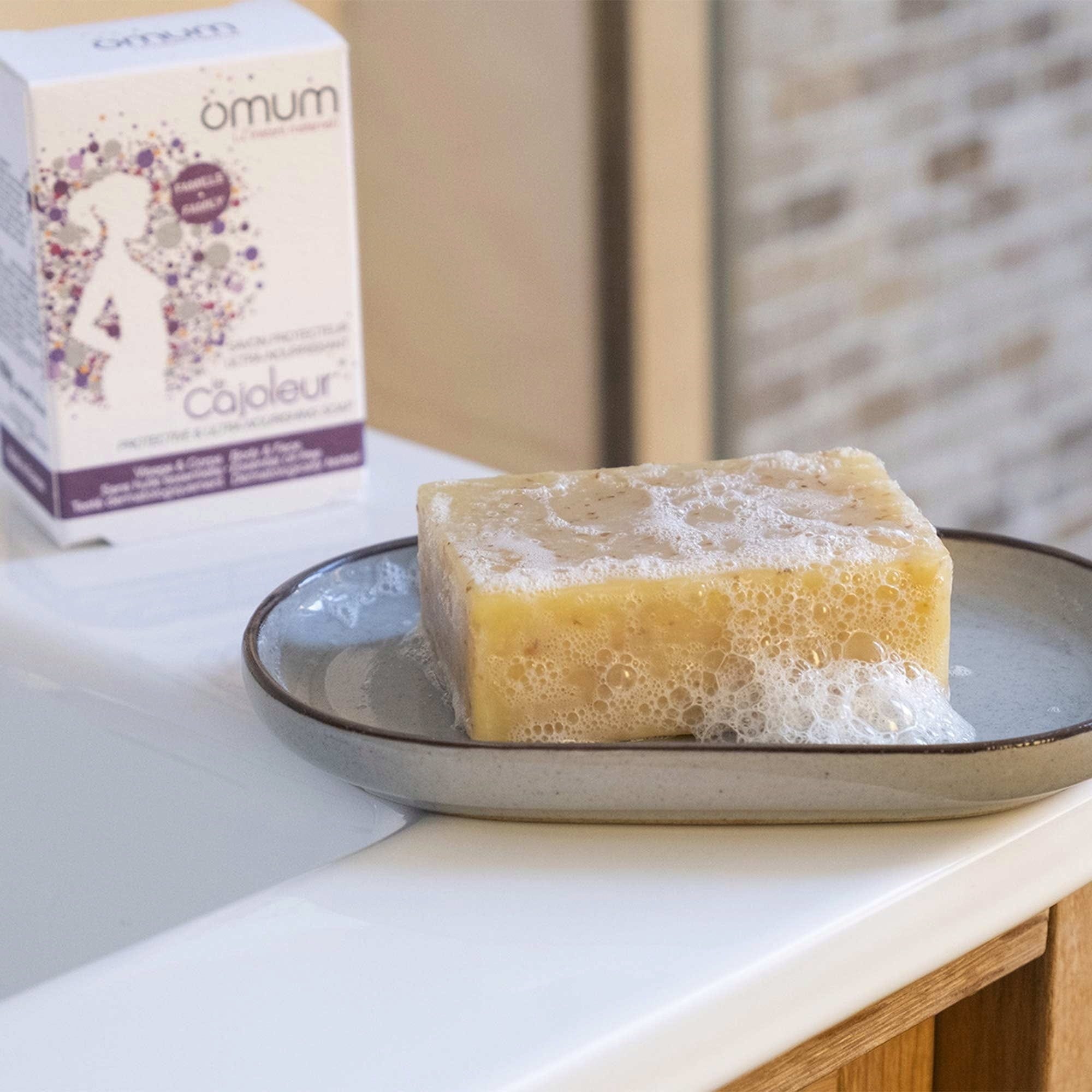 Omum  Le Cajoleur Protective & Ultra-Nourishing Soap, 100 g
