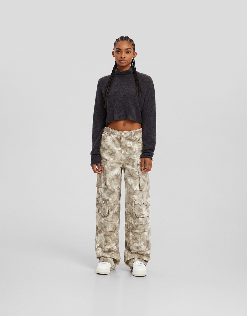 Calça cargo estampada em sarja com vários bolsos